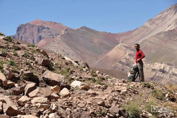Momento de descanso e admiração da paisagem do parque Provincial Aconcagua, na nossa caminhada de saída do parque, na região de Mendoza, oeste da Argentina